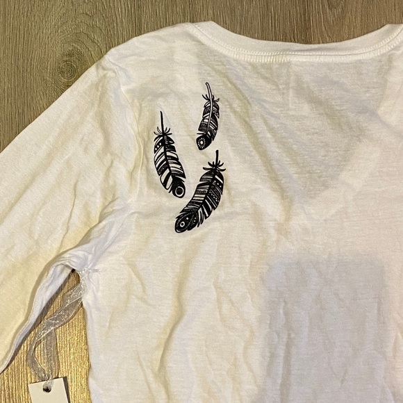 White tshirt with feathers artworks - Picture 4 of 4